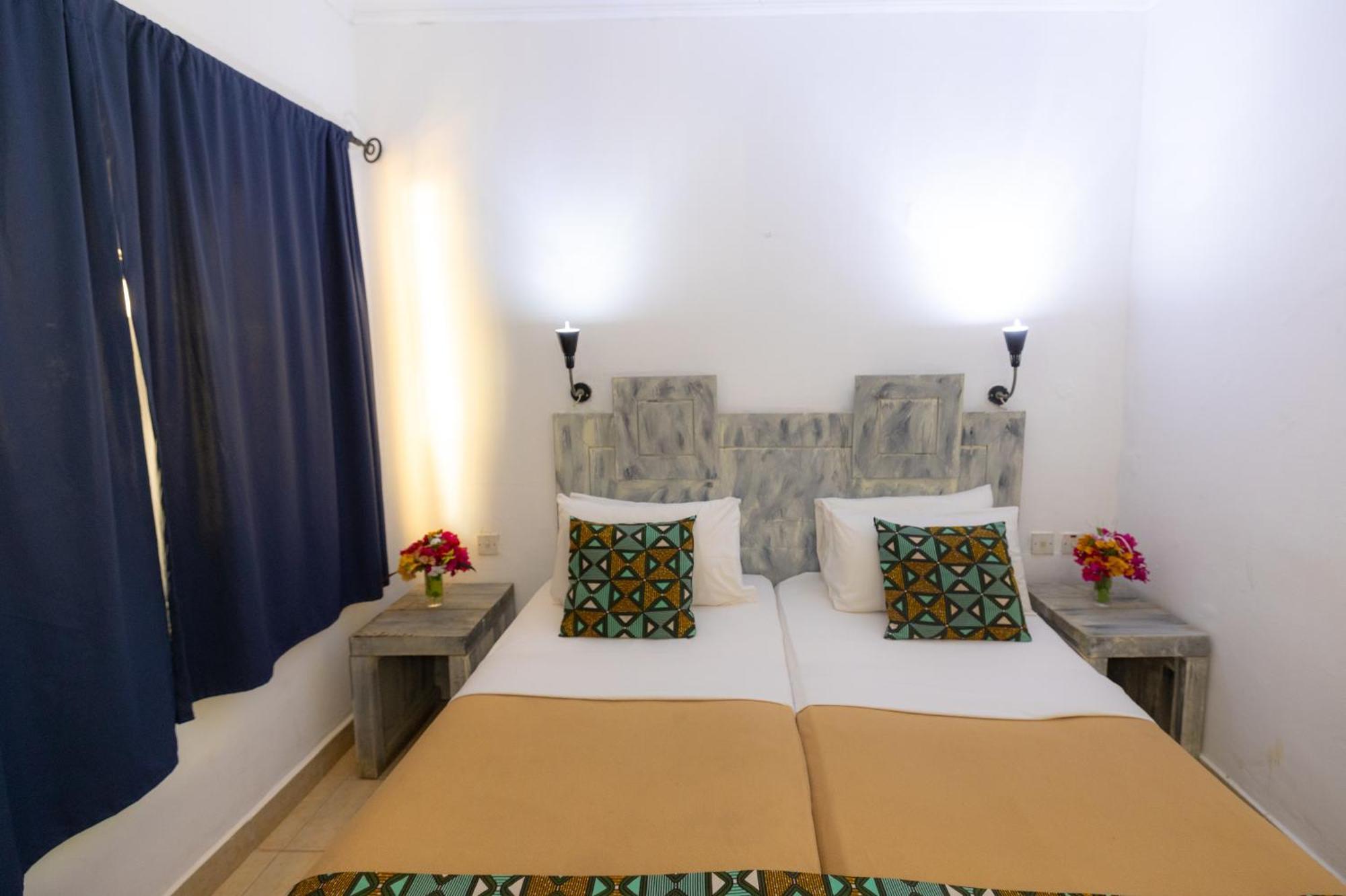 Sarges Hotel Serrekunda Esterno foto