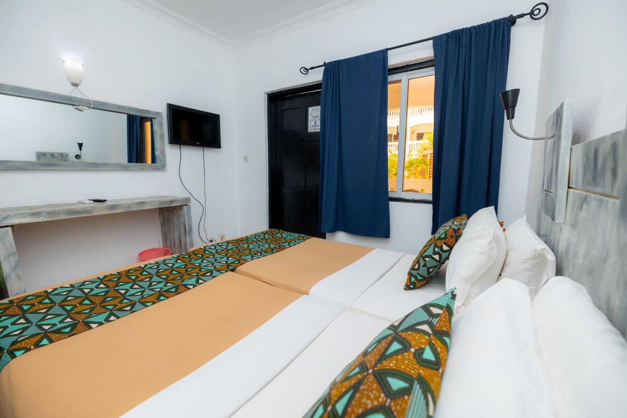 Sarges Hotel Serrekunda Esterno foto