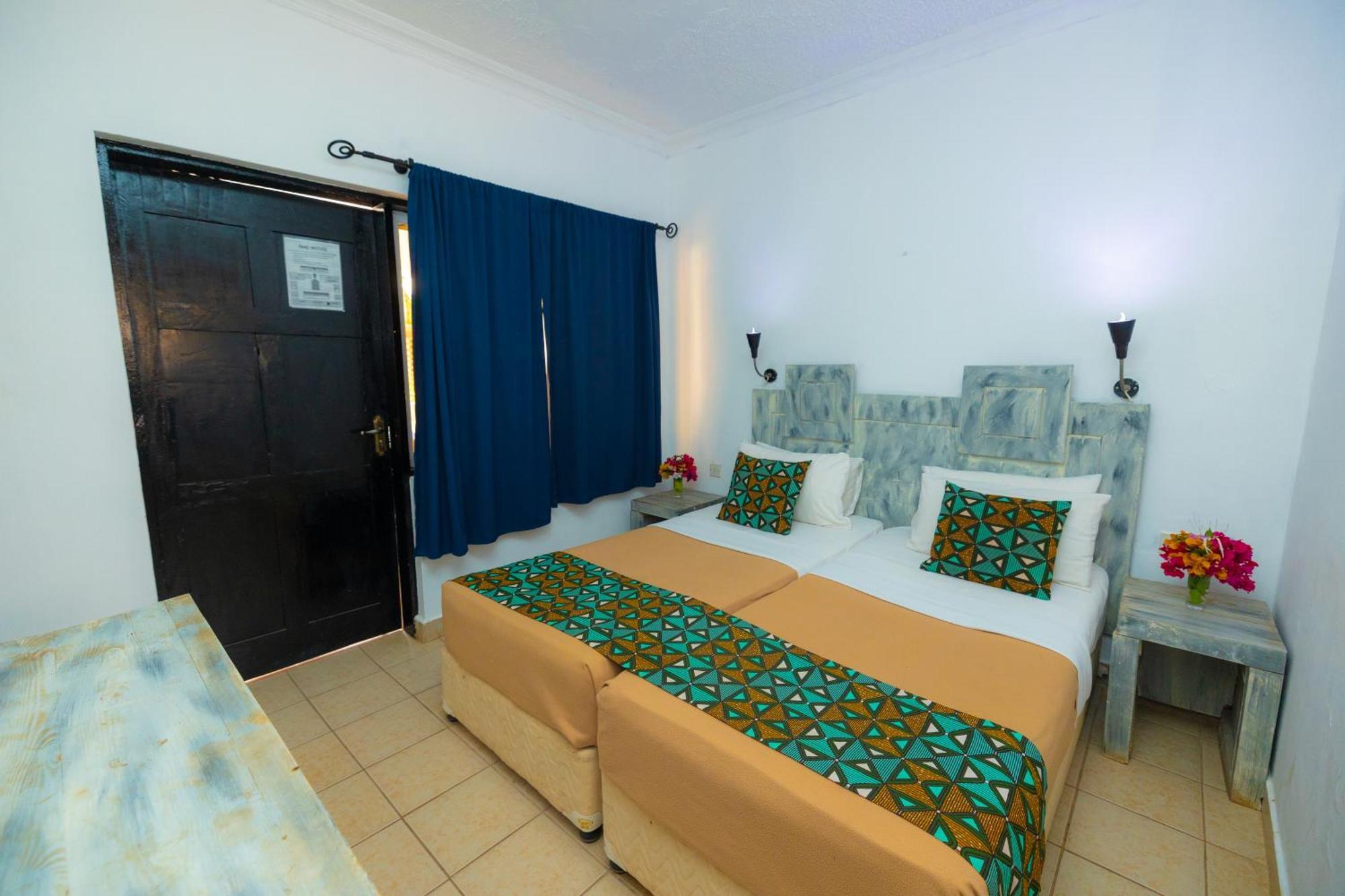 Sarges Hotel Serrekunda Esterno foto