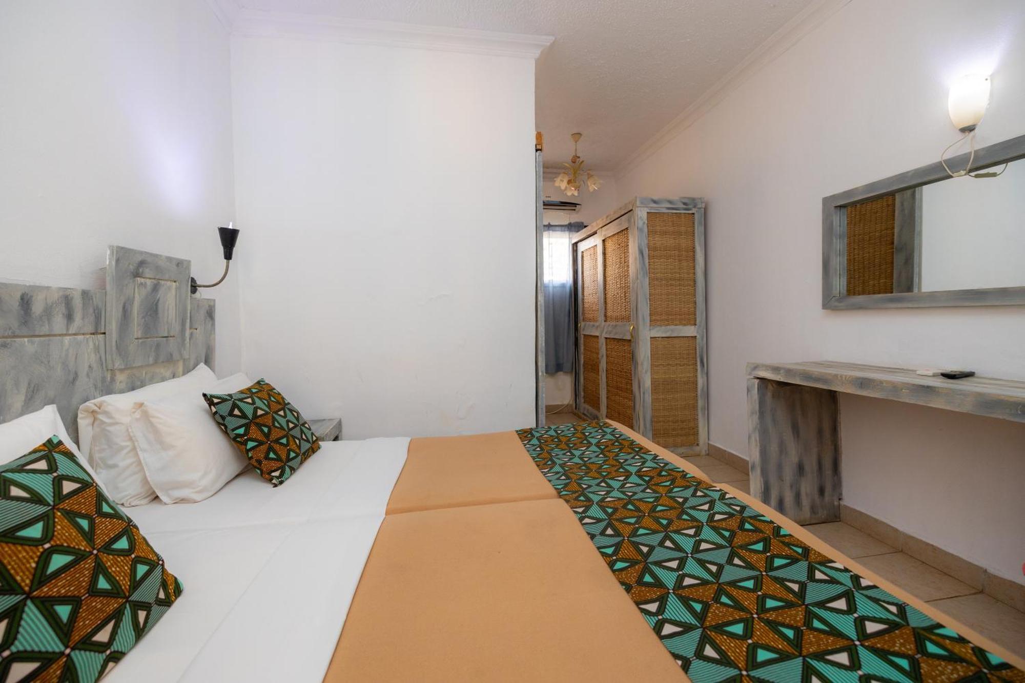 Sarges Hotel Serrekunda Esterno foto