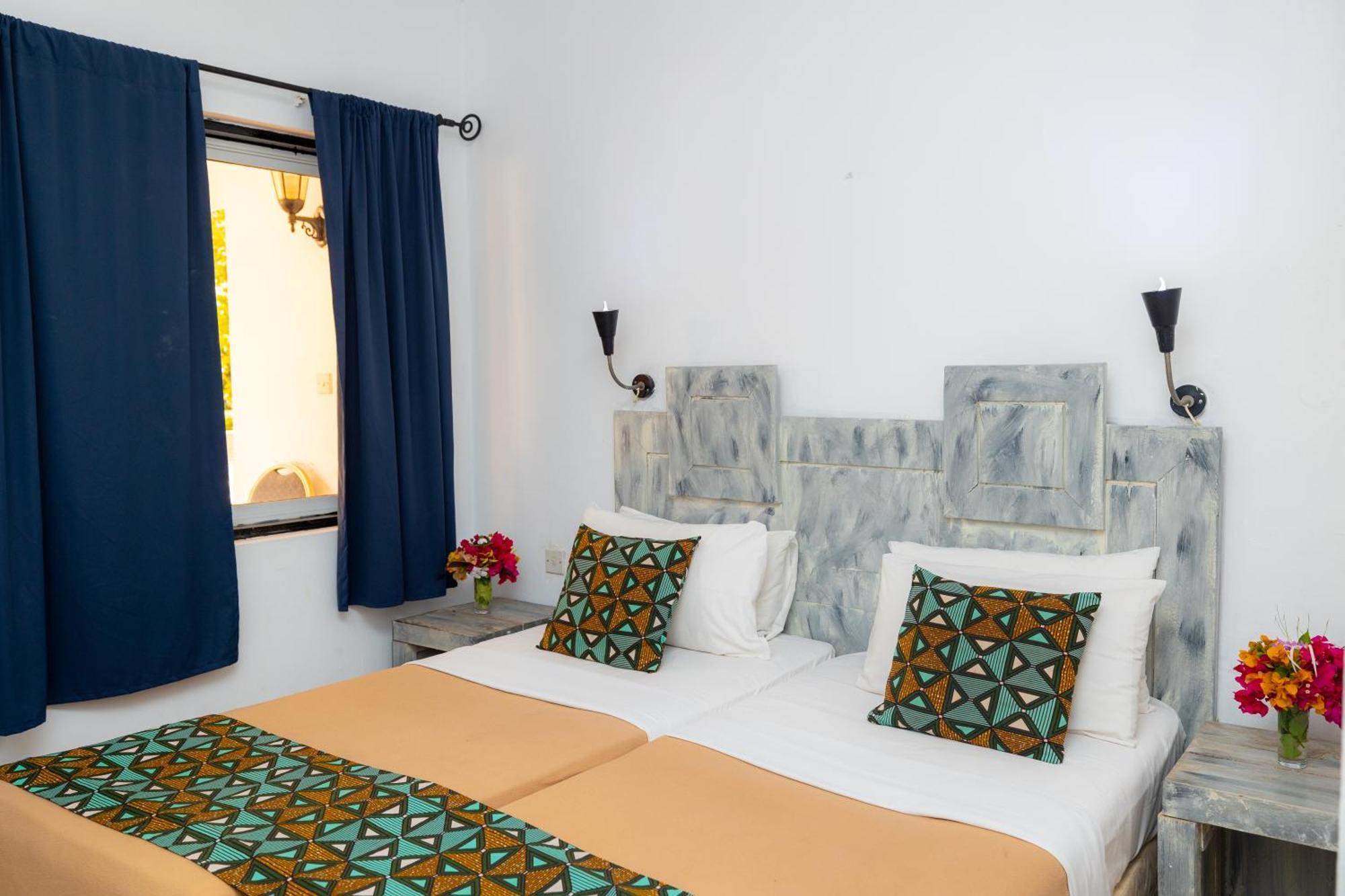 Sarges Hotel Serrekunda Esterno foto
