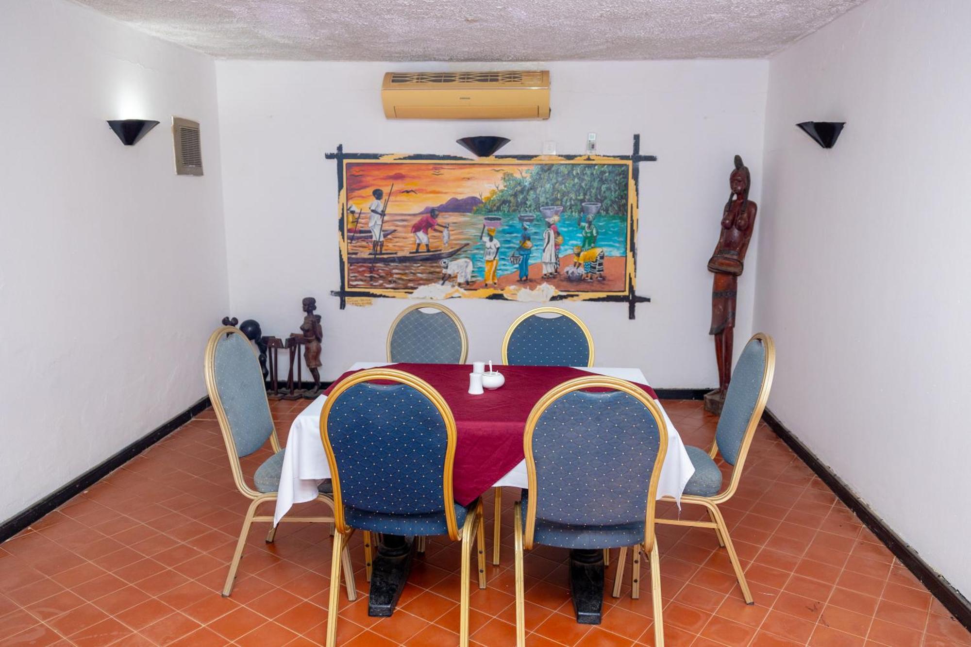Sarges Hotel Serrekunda Esterno foto