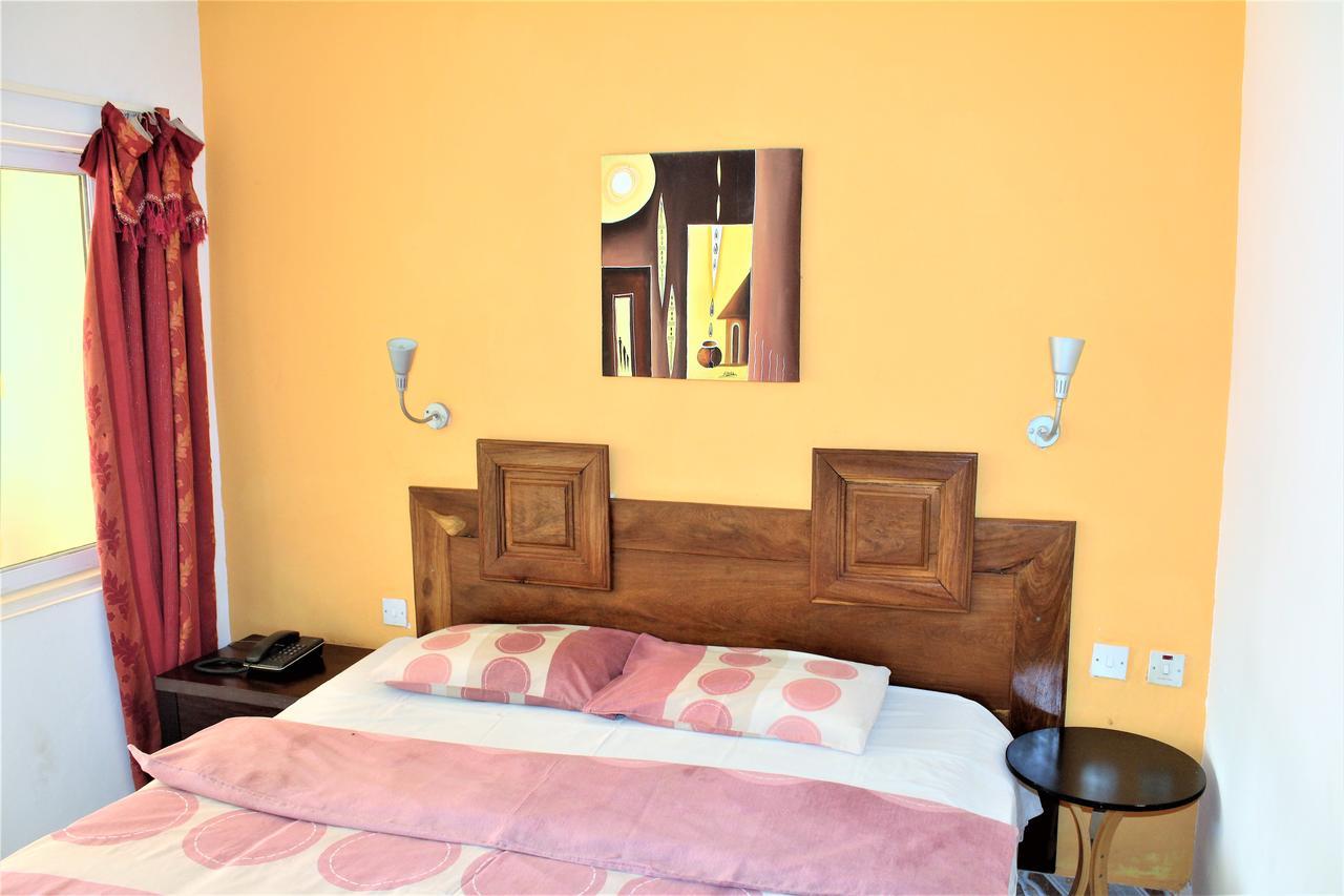 Sarges Hotel Serrekunda Esterno foto